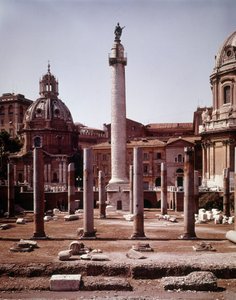 Forum Trajana i kolumna Trajana (kolumna Trajane) (Colonna Traiana) w Rzymie zbudowana za panowania cesarza Trajana (53-117). Kolumna Trajane upamiętnia zwycięskie kampanie cesarza w Dacji autorstwa Roman