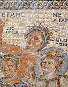 Prezentacja małego Dionizosa autorstwa Hermesa. Fragment mozaiki Hermes, Nektar i Teogen, Dom Aiona, Pafos, Cypr autorstwa Roman