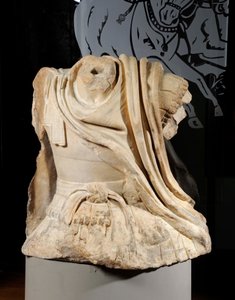 Tułów Lucio Licinio Murena inspirowany koniem Aleksandra z brązowej grupy Lysippos poświęcony Dionowi, 67 ne (marmur) autorstwa Roman