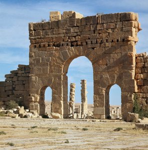 Widok na stanowisko archeologiczne przez Bramę Antoninus autorstwa Roman