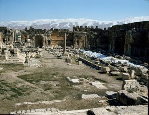 Widok na Wielki Dwór kompleksu świątynnego starożytnego Heliopolis, II wiek autorstwa Roman