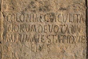 Łacińska inskrypcja z nazwą kolonii Cuicul, okres cesarski (27 pne-395 ne) autorstwa Roman Imperial Period