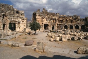 Sanktuarium Jowisza Heliopolitanusa, sześciokątny dziedziniec, Okres Wielkiego Cesarstwa (27 p.n.e.-395 n.e.) autorstwa Roman Imperial Period
