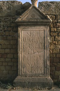 Stela z napisem na rynku Sertius High Imperial Okres (27 pne-395 AD) autorstwa Roman Imperial Period