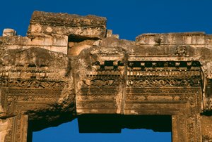 Świątynia Bachusa, detal nadproża drzwiowego, Okres Wielkiego Cesarstwa 27 p.n.e.-395 n.e. fot. autorstwa Roman Imperial Period