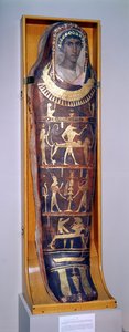Malowana i złocona skrzynia mumii Artemidora z enkaustycznym portretem w stylu hellenistycznym z Hawary (stiuki malowane i złocone) (patrz także 46817 i 26166)