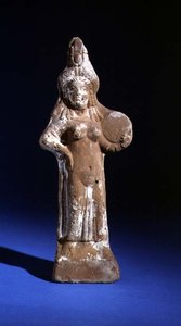 Statuetka bogini Izydy trzymającej tympanon (malowana terakota) autorstwa Roman Period Egyptian
