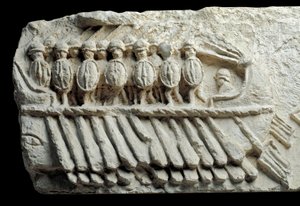 Birema niosąca uzbrojonych żołnierzy (niska płaskorzeźba) autorstwa Roman Roman