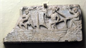 Pokrycie sarkofagu z symbolicznym przedstawieniem statku Thecla: Święty Paweł trzyma ster i manewruje żaglem. autorstwa Roman Roman