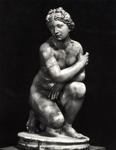 Przyczajona Wenus, kopia greckiego oryginału z III wieku p.n.e. (marmur) (zdjęcie czarno-białe) autorstwa Roman Roman