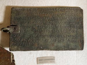 Dekret opłaty pocztowej po łacinie na płycie z brązu: został ogłoszony 21 stycznia autorstwa Roman Roman