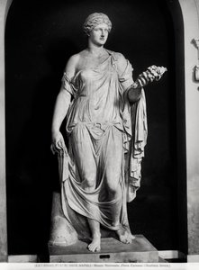 Figura kobieca Flora Farnese, II-III w. n.e. (marmur) (zdjęcie czarno-białe) autorstwa Roman Roman