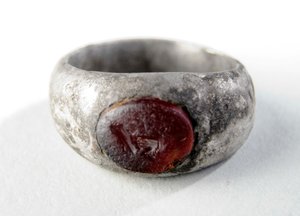 Pierścionek na palec z wklęsłem (srebrny) autorstwa Roman Roman
