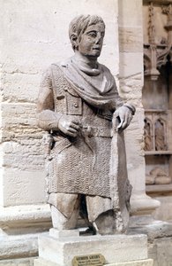 Wojownik galijski w okresie Cesarstwa Rzymskiego (ubrany w stylu rzymskim), Muzeum Lapidaire, Awinion. autorstwa Roman Roman