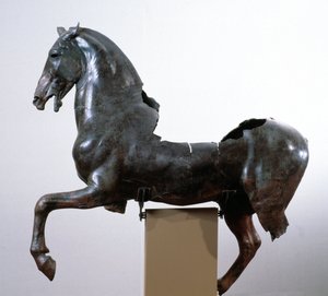 Koń (rzeźba z brązu według greckiego oryginału z IV wieku p.n.e.) autorstwa Roman Roman