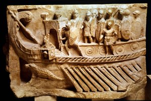 Niskorzymska płaskorzeźba przedstawiająca birem. Pod dziobem widać krokodyla. Watykan, Watykan, zabytki papieskie, muzea i galerie. autorstwa Roman Roman