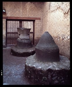 Kamień młyński do pszenicy, pistrinum (piekarnia), V wpne - I wne autorstwa Roman Roman