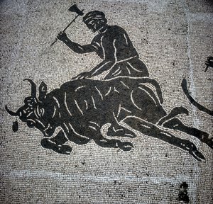 Mozaika przedstawiająca scenę uboju byka znaleziona w Ostii (Ostia) (koło Rzymu). Obecnie zachowany w dawnej Sali Pożarnej Ostii. autorstwa Roman Roman