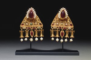 Para kolczyków, II-III wne (złoto, perły, granat i szkło) autorstwa Roman Roman