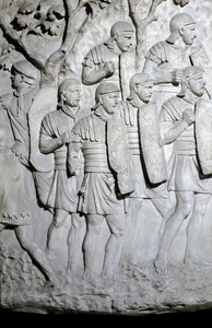 Sztuka rzymska: „”Legioniści rzymscy gotowi do bitwy”” Forma z 1862 roku odtwarzająca płaskorzeźby kolumny Trajana (kolumna Trajane) (Colonna Traiana) w Rzymie zbudowanej za panowania cesarza Trajana (53-117). Kolumna Trajane upamiętnia zwycięzcę autorstwa Roman Roman