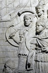 Sztuka rzymska: „”Wojownicy rzymscy podczas pierwszej wojny w Dacji”” Forma z 1862 roku odtwarzająca płaskorzeźby kolumny Trajana (kolumna Trajane) (Colonna Traiana) w Rzymie zbudowanej za panowania cesarza Trajana (53-117) . Kolumna Trajane upamiętnia autorstwa Roman Roman