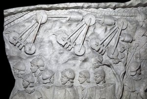 Sztuka rzymska: „”Maszyny wojenne podczas II wojny”” Forma z 1862 roku odtwarzająca płaskorzeźby kolumny Trajana (kolumna Trajane) (Colonna Traiana) w Rzymie zbudowanej za panowania cesarza Trajana (53-117). Kolumna Trajane upamiętnia zwycięzcę autorstwa Roman Roman