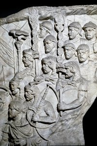 Sztuka rzymska: „”Wojownicy niosący Vexillum (sztandary rzymskie)””Forma z 1862 roku odtwarzająca płaskorzeźby kolumny Trajana (kolumna Trajane) (Colonna Traiana) w Rzymie zbudowanej za panowania cesarza Trajana (53-117). Kolumna Trajane upamiętnia v autorstwa Roman Roman