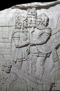 Sztuka rzymska: „”Wojownicy niosący rzymskiego orła (Aquiliferes)”” Forma z 1862 roku odtwarzająca płaskorzeźby kolumny Trajana (kolumna Trajane) (Colonna Traiana) w Rzymie zbudowanej za panowania cesarza Trajana (53-117) . Kolumna Trajane upamiętnia autorstwa Roman Roman