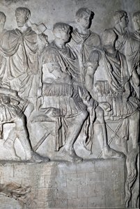 Sztuka rzymska: „”cesarz rzymski Trajan na trybunie na naradzie wojennej””Forma z 1862 r. odtwarzająca płaskorzeźby kolumny Trajana (kolumna Trajane) (Colonna Traiana) w Rzymie zbudowanej za panowania cesarza Trajana ( 53-117). Kole Trajane autorstwa Roman Roman