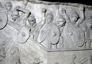 Sztuka rzymska: „”Żołnierze rzymscy w obronie twierdzy”” Forma z 1862 roku odtwarzająca płaskorzeźby kolumny Trajana (kolumna Trajane) (Colonna Traiana) w Rzymie zbudowanej za panowania cesarza Trajana (53-117). Kolumna Trajane upamiętnia vi autorstwa Roman Roman