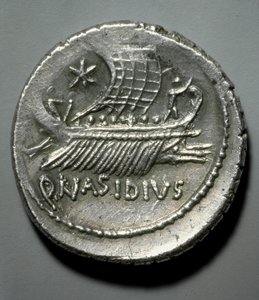 Sztuka rzymska: srebrna moneta przedstawiona przez galerę wyposażoną w system do obalania wrogich statków. Paryż, B.N. Gabinet Medailles autorstwa Roman Roman