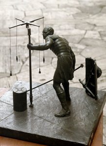 Sztuka rzymska: „”gromatyk”” Geodeta (agrymeni) mierzy ziemię za pomocą gromy (gruma). Rzeźba z brązu. Rzym, Muzeum Cywilizacji Rzymskiej autorstwa Roman Roman