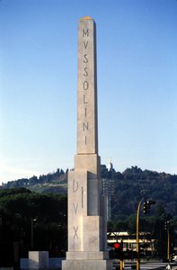 Rzym. Foro Italico obelisk poświęcony Mussoliniemu. autorstwa Roman Roman