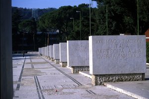 Rzym, Foro italico. Aleja chwały. Na każdym kamieniu widnieje napis przypominający o zwycięstwie. autorstwa Roman Roman