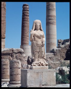 Ruiny z posągiem Abu Binta Damiona (I wiek naszej ery) autorstwa Roman Roman