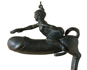 Sasamon Phallus. I w. Zwierzę z klatką piersiową, nogami i ogonem w kształcie żołędzi, zamontowane przez kobietę z wieńcem laurowym. Amulet przeciwko złemu oku. Sztuka rzymska. Wczesne Cesarstwo. Rzeźba na brązie. HISZPANIA. KATALONIA. BARCELONA. Barcelona autorstwa Roman Roman