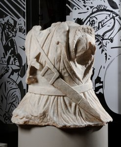 Wyrzeźbiony tors kawalerzysty (marmur) (patrz też 371177) autorstwa Roman Roman