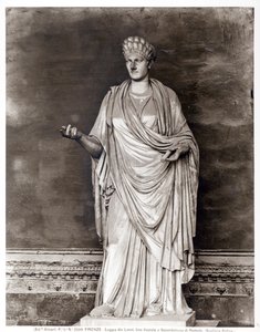 Posąg Westalki lub Kapłanki Romulusa (marmur) (zdjęcie czarno-białe) autorstwa Roman Roman