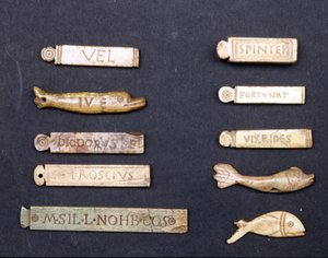 Bilety do teatru z kości słoniowej z czasów rzymskich. Museo della Scala w Mediolanie autorstwa Roman Roman