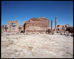 Widok na rzymską świątynię autorstwa Roman Roman