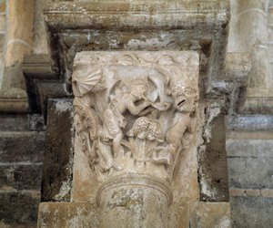 Muzyk i demon symbolizujący rozpustę (rzeźbiona stolica) autorstwa Romanesque