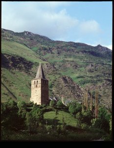 Dzwonnica kościoła autorstwa Romanesque