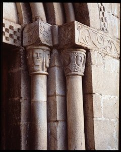 Stolice kościoła autorstwa Romanesque
