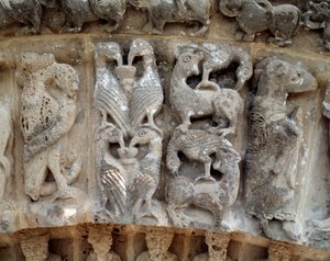Detal rzeźby portalu południowego autorstwa Romanesque