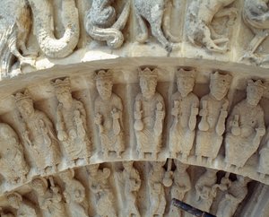 Detal rzeźby portalu południowego autorstwa Romanesque