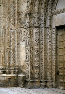 Fragment elewacji lewa strona portalu bazyliki, początek XII w. (zdjęcie) autorstwa Romanesque