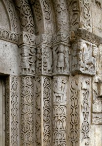 Fragment fasady po prawej stronie bramy bazyliki, początek XII w. (fot.) autorstwa Romanesque