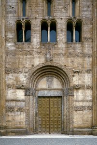 Fragment elewacji z portalem bazyliki autorstwa Romanesque