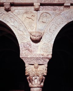 Szczegół baranka bożego i symbol ewangelisty Łukasza wyrzeźbiony na trybunie klasztoru autorstwa Romanesque