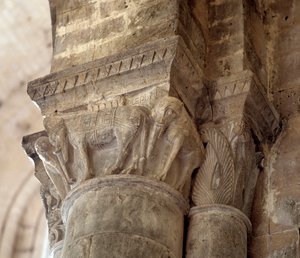 Słonie (rzeźbiona stolica nawy) autorstwa Romanesque